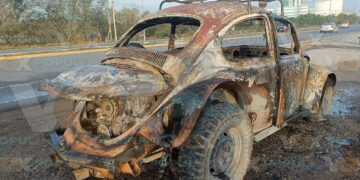 Cortocircuito provoca incendio total de un vehículo en libramiento Naciones Unidas en Ciudad Victoria