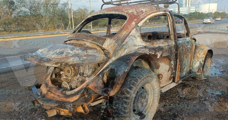 Cortocircuito provoca incendio total de un vehículo en libramiento Naciones Unidas en Ciudad Victoria
