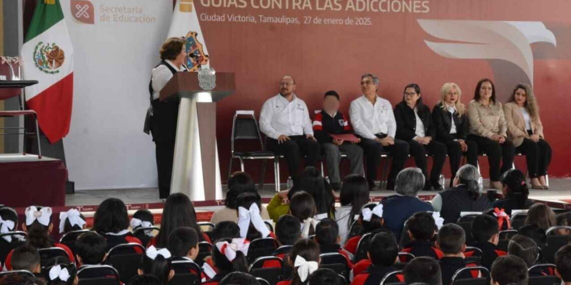 Cumple gobernador de Tamaulipas a educandos, entrega equipo tecnológico y mobiliario escolar