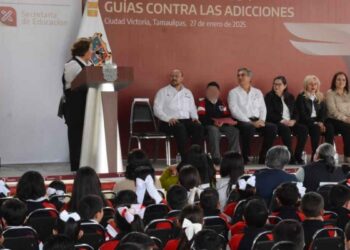 Cumple gobernador de Tamaulipas a educandos, entrega equipo tecnológico y mobiliario escolar