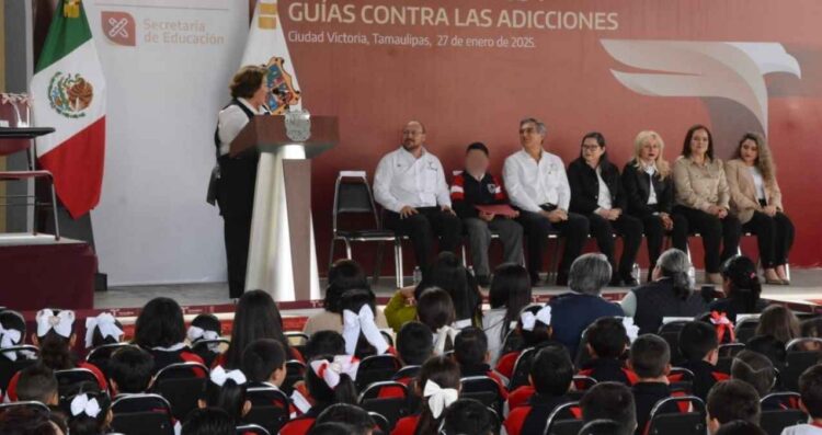 Cumple gobernador de Tamaulipas a educandos, entrega equipo tecnológico y mobiliario escolar
