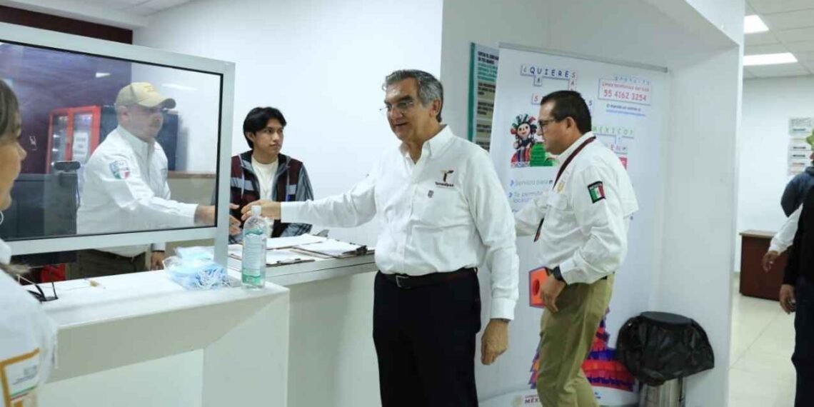 Da bienvenida Américo a repatriados y recorre Centro de Atención en Reynosa