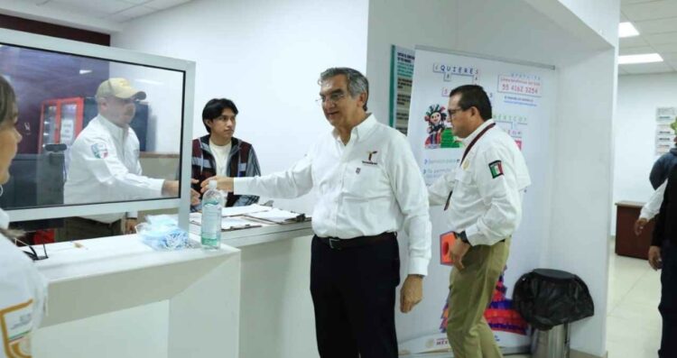 Da bienvenida Américo a repatriados y recorre Centro de Atención en Reynosa