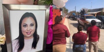Despiden con honor a la maestra Lariza en escuela primaria de Hidalgo, Tamaulipas