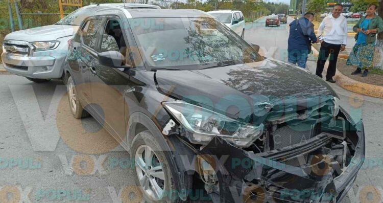Conductor omite alto y causa choque en estacionamiento de Walmart Adelitas de Ciudad Victoria