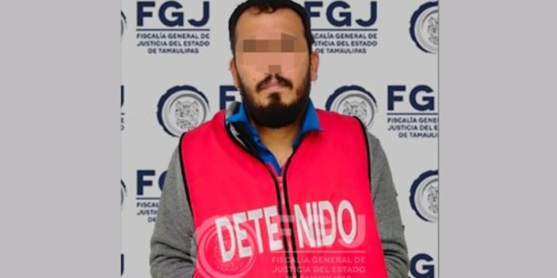 Detienen a un hombre acusado de homicidio dentro de una casa de cambio en el centro de Nuevo Laredo, por las autoridades ministeriales. La Fiscalía General de Justicia de Tamaulipas confirmó que se ejecutó una orden de aprehensión contra Andrés Roberto “J”, señalado por el delito de homicidio calificado. Según las investigaciones, el incidente ocurrió el 10 de diciembre de 2024 en un centro cambiario ubicado en la cuadra 3000 de la calle Bravo. Muy cerca del Puente Internacional 1 "Puerta de las Américas". En ese lugar, Andrés Roberto “J” presuntamente atacó con un objeto punzocortante a la víctima, identificada como “J. R. V.”. Está señalado como homicida en Nuevo Laredo La agresión resultó fatal, y la víctima perdió la vida en el lugar. Tras el ataque, el agresor logró escapar, pero las autoridades, tras una investigación, lograron identificarlo y proceder a su detención. Por ahora, los motivos del ataque siguen sin esclarecerse. Las autoridades no han confirmado si el homicidio fue parte de un intento de robo al establecimiento o si se trató de un ataque dirigido específicamente contra la víctima. El caso continúa bajo investigación.  Te puede interesar: Menores de edad son señalados de privar de la vida a un perrito en Matamoros 
