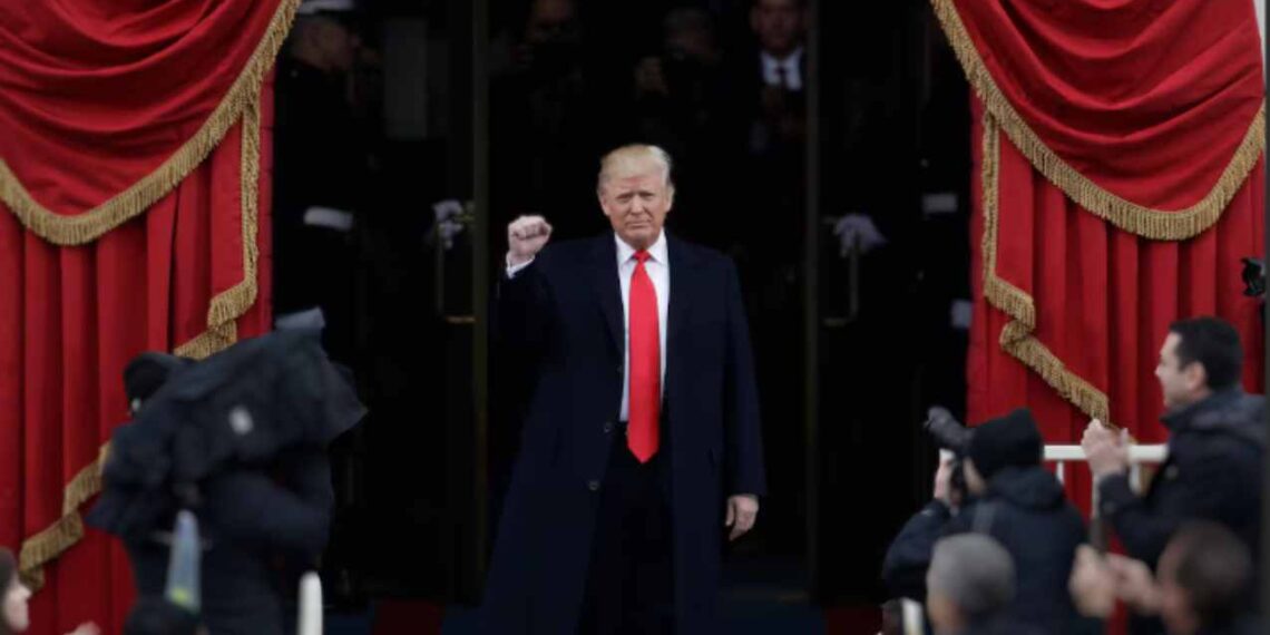 Firma Donald Trump estos decretos en EU al tomar protesta