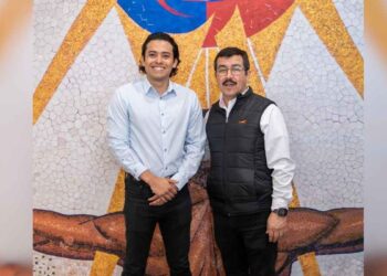 rector felicitó a egresado de la UAT