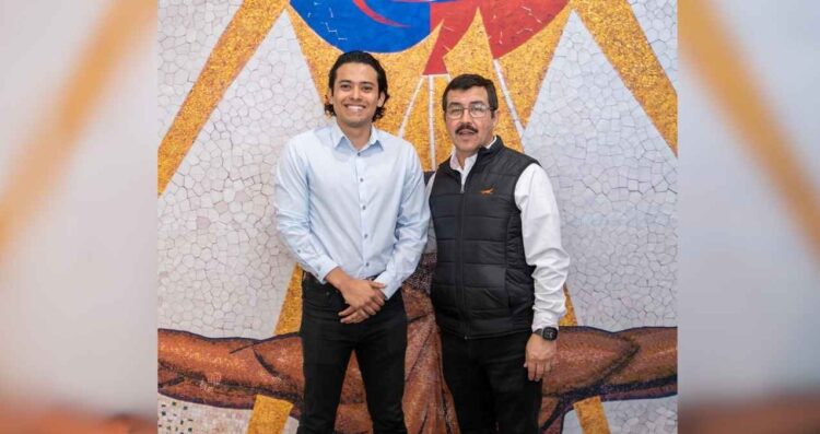rector felicitó a egresado de la UAT
