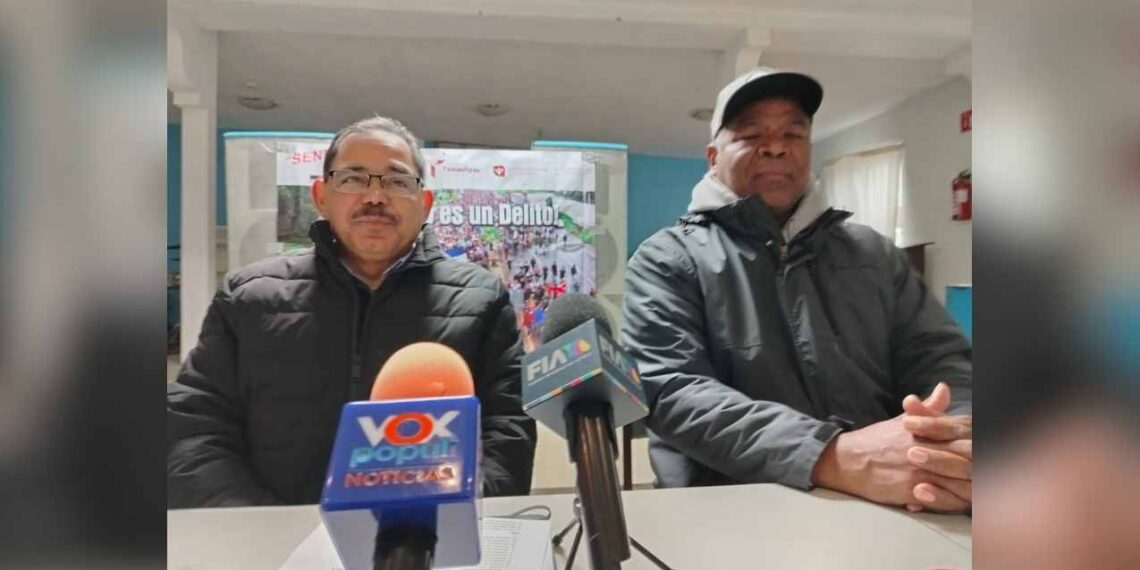 El Instituto Tamaulipeco para los Migrantes (ITM) informó que está preparado para atender la situación en coordinación con secretarías estatales, asociaciones civiles y religiosas. Así como con autoridades de 10 estados con alta incidencia de migrantes, como Veracruz, Guanajuato y Michoacán. Esto ante la posibilidad de un incremento en el número de deportados en la frontera norte de Tamaulipas, con el retorno de Donald Trump a la presidencia de Estados Unidos, Programas y estrategias para apoyar a los migrantes El director del ITM, Juan José Rodríguez Alvarado, señaló que en 2024 se registró una disminución en la repatriación de connacionales, con 20 mil personas menos en comparación con años anteriores. Sin embargo, anticipó que esta cifra podría aumentar ante el nuevo panorama migratorio. Trabaja el Instituto Tamaulipeco de Migrantes Para hacer frente a esta situación, se han implementado programas enfocados en brindar apoyo financiero, transporte, recursos materiales y alojamiento en los siete albergues ubicados en Reynosa, Matamoros y Nuevo Laredo. Actualmente, se estima que hay 1,500 migrantes en toda la frontera del estado esperando ingresar a Estados Unidos. Oportunidades de empleo y reintegración Los programas incluyen: Oportunidades laborales: La Secretaría del Trabajo está promoviendo empleos para migrantes, difundiendo sus habilidades y ofreciéndoles certificaciones técnicas para integrarlos al mercado laboral. Apoyo financiero: Para deportados con más de dos años en Estados Unidos que desarrollaron negocios, se ofrecerán préstamos blandos a través de la Secretaría de Bienestar y el Fondo Tamaulipas. Continuidad educativa: Para familias con niños nacidos en Estados Unidos, se garantizará la homologación de estudios en el sistema educativo mexicano. Panorama actual de los migrantes en Tamaulipas Aunque 2024 marcó una reducción de migrantes en situación de calle, con un máximo de 30 mil registrados a finales de 2023. Las autoridades locales siguen trabajando para atender las necesidades de esta población vulnerable. La estrategia está alineada con —los lineamientos de la Secretaría de Gobernación y el Instituto Nacional de Migración, asegurando apoyo integral y coordinado—. Tamaulipas busca garantizar la atención digna y efectiva de los migrantes que enfrenten este nuevo desafío en la frontera. Reynosa, Tamaulipas/Yenni García Escobar Te puede interesar: Cárteles mexicanos serán considerados como organizaciones terroristas: Donald Trump