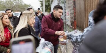 Entrega alcalde kits invernales en sectores más vulnerables de Matamoros