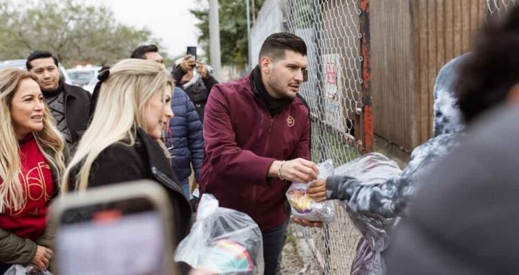 Entrega alcalde kits invernales en sectores más vulnerables de Matamoros