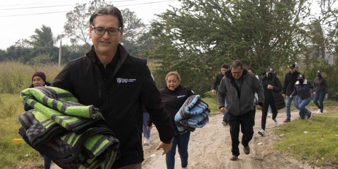 Erasmo entrega más cobertores a familias en vulnerabilidad de Ciudad Madero