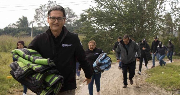 Erasmo entrega más cobertores a familias en vulnerabilidad de Ciudad Madero