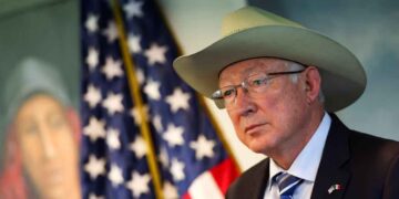 “Es una muestra de ignorancia”: Ken Salazar responde a la propuesta de Donald Trump sobre el cambio de nombre del Golfo de México