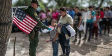 Estados Unidos suspende viajes de refugiados aprobados antes del plazo ¡Miles de refugiados son afectados!