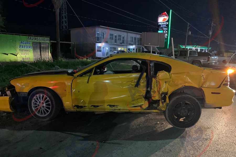 Estudiante en Mustang protagoniza choque en avenida Lauro Villar en Matamoros