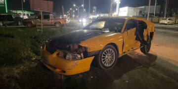 Estudiante en Mustang protagoniza choque en avenida Lauro Villar en Matamoros