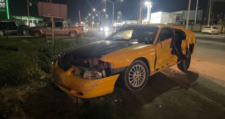 Estudiante en Mustang protagoniza choque en avenida Lauro Villar en Matamoros