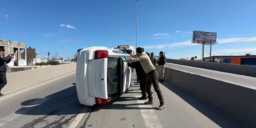 Estudiante perdió el control de su auto en puente de Matamoros
