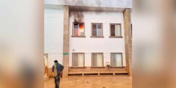 Evacúan a 350 personas de la FIME en la UANL: Esto se sabe del incendio VIDEO