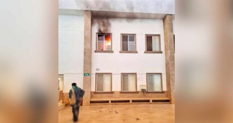 Evacúan a 350 personas de la FIME en la UANL: Esto se sabe del incendio VIDEO