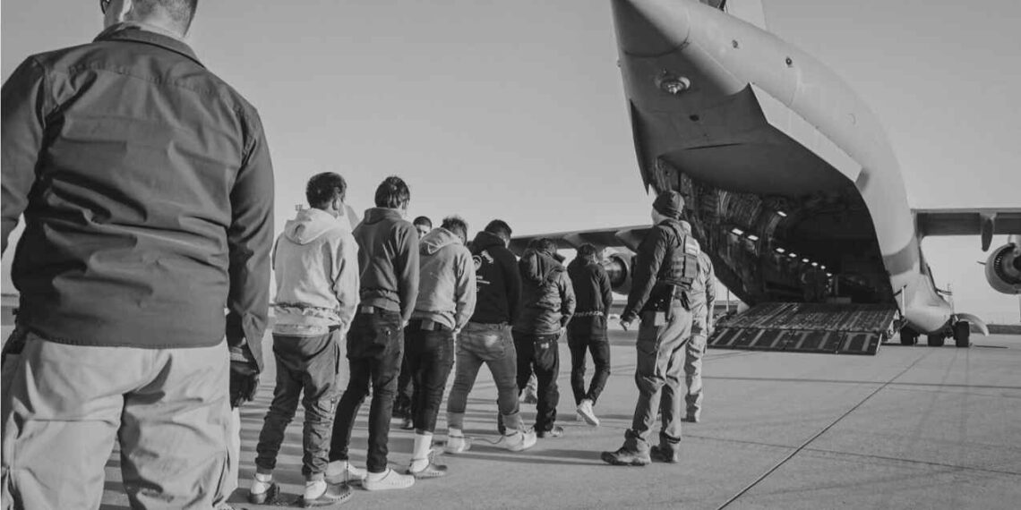 Exhibe la Casa Blanca las primeras imágenes de migrantes deportados por Trump