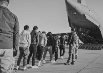 Exhibe la Casa Blanca las primeras imágenes de migrantes deportados por Trump