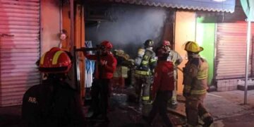 Fuego consume bodega Monterrey