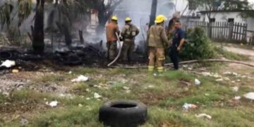 Fuerte incendio en colonia Independencia moviliza a vecinos y bomberos