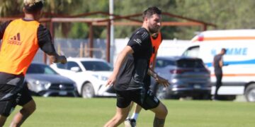 Gignac abandona entrenamiento por molestia muscular y es duda contra chivas