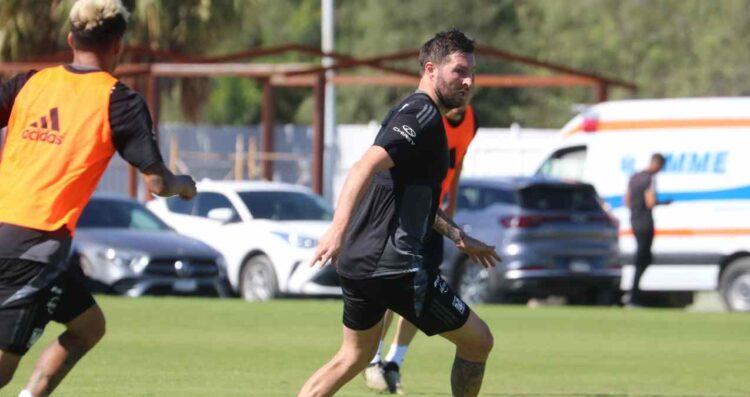 Gignac abandona entrenamiento por molestia muscular y es duda contra chivas