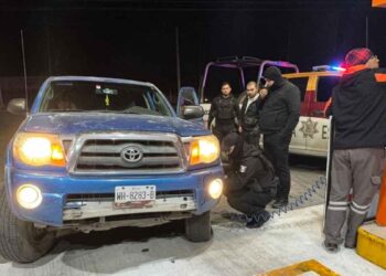 Guardia Estatal apoya a ciudadanos con cambio de neumáticos en Reynosa