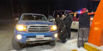 Guardia Estatal apoya a ciudadanos con cambio de neumáticos en Reynosa