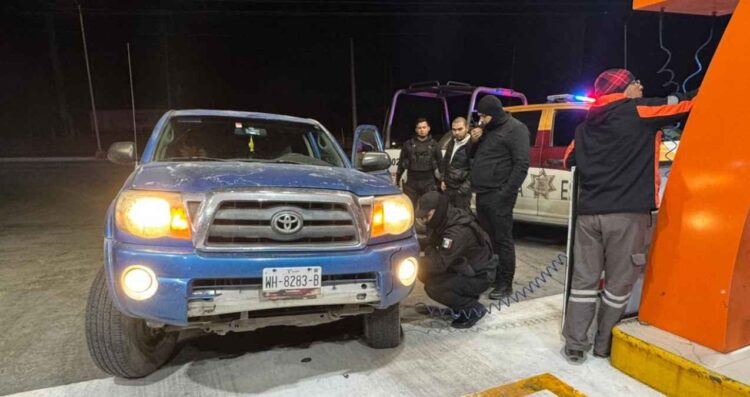 Guardia Estatal apoya a ciudadanos con cambio de neumáticos en Reynosa