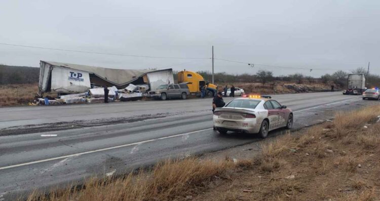 Guardia Estatal atiende accidente en el Libramiento México II, en Nuevo Laredo