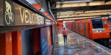 Hombre intenta arrojarse a vías del Metro CDMX; dos incidentes afectan líneas