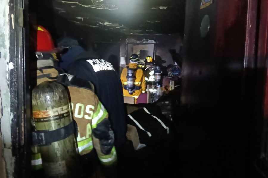 Hombre pierde la vida durante incendio en su departamento en San Nicolás, NL