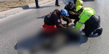 Hombre sufre lesiones tras lanzarse desde un puente peatonal en Guadalupe, Nuevo León
