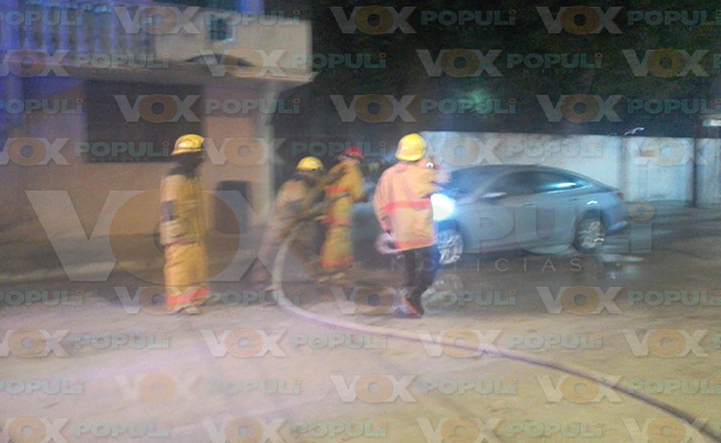 Hombre termina incendiando el coche de su vecino al intentar encender el carbón con gasolina en Ciudad Madero