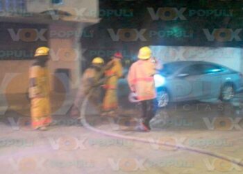 Hombre termina incendiando el coche de su vecino al intentar encender el carbón con gasolina en Ciudad Madero