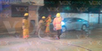 Hombre termina incendiando el coche de su vecino al intentar encender el carbón con gasolina en Ciudad Madero