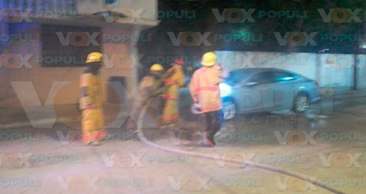 Hombre termina incendiando el coche de su vecino al intentar encender el carbón con gasolina en Ciudad Madero