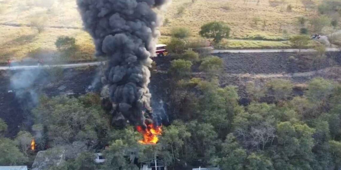 Incendio consume llantas de un terreno baldío en Monterrey, Nuevo León