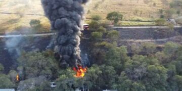 Incendio consume llantas de un terreno baldío en Monterrey, Nuevo León