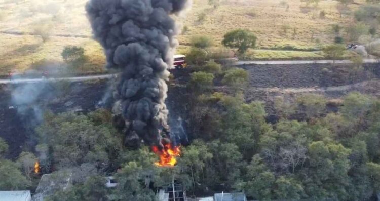Incendio consume llantas de un terreno baldío en Monterrey, Nuevo León