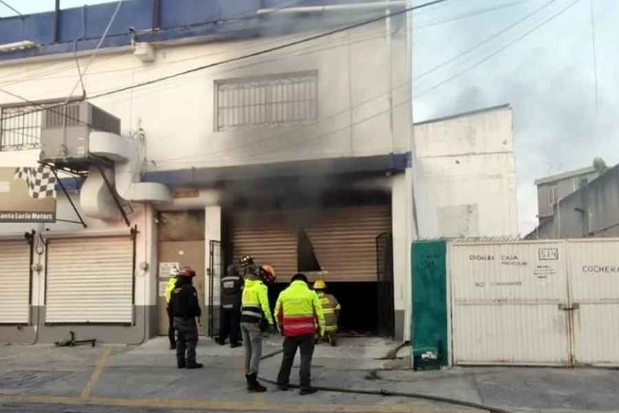 Incendio consume negocio de compra-venta de camionetas en Monterrey, NL