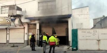 Incendio consume negocio de compra-venta de camionetas en Monterrey, NL