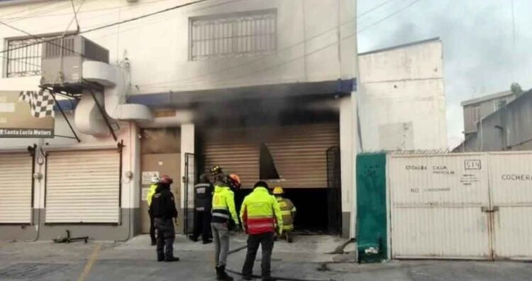 Incendio consume negocio de compra-venta de camionetas en Monterrey, NL