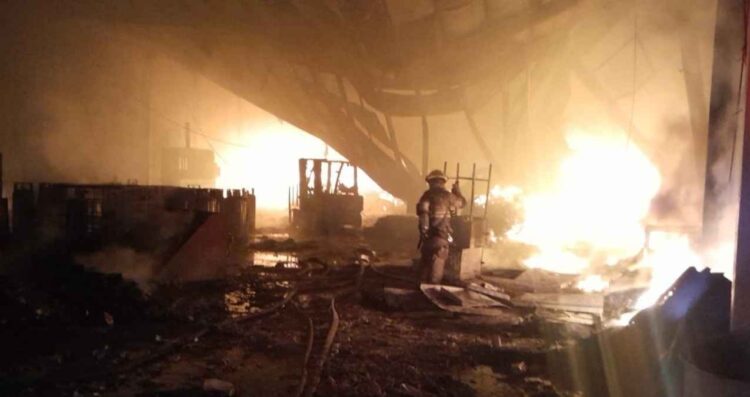 Incendio en bodega de Escobedo, Nuevo León deja cuatro lesionados